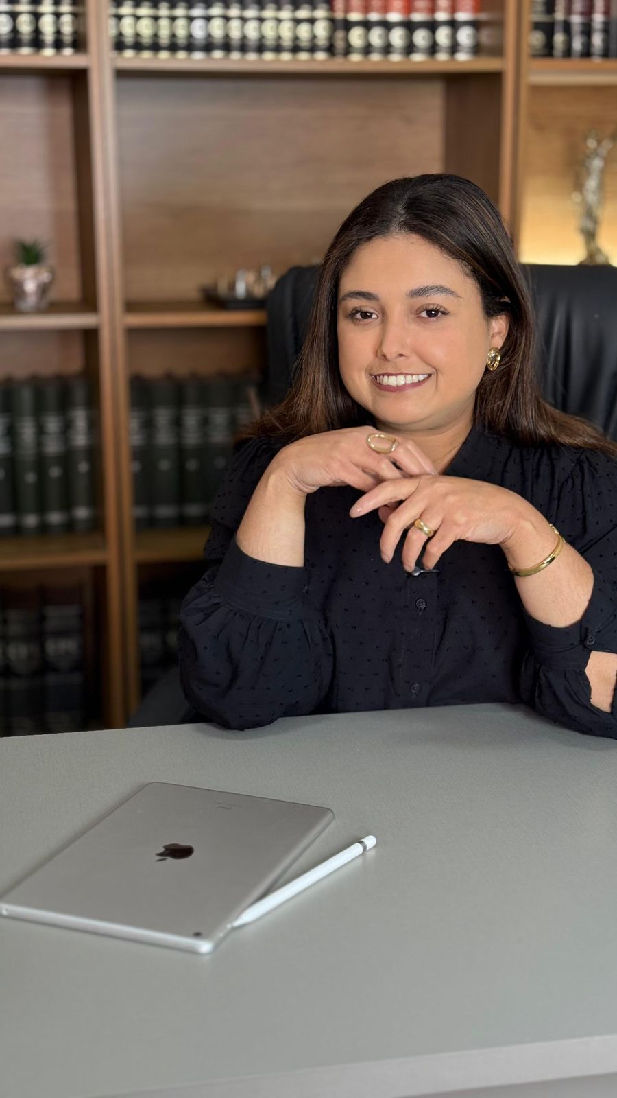 Foto da Dra. Ana Ramos sorrindo em seu escritório